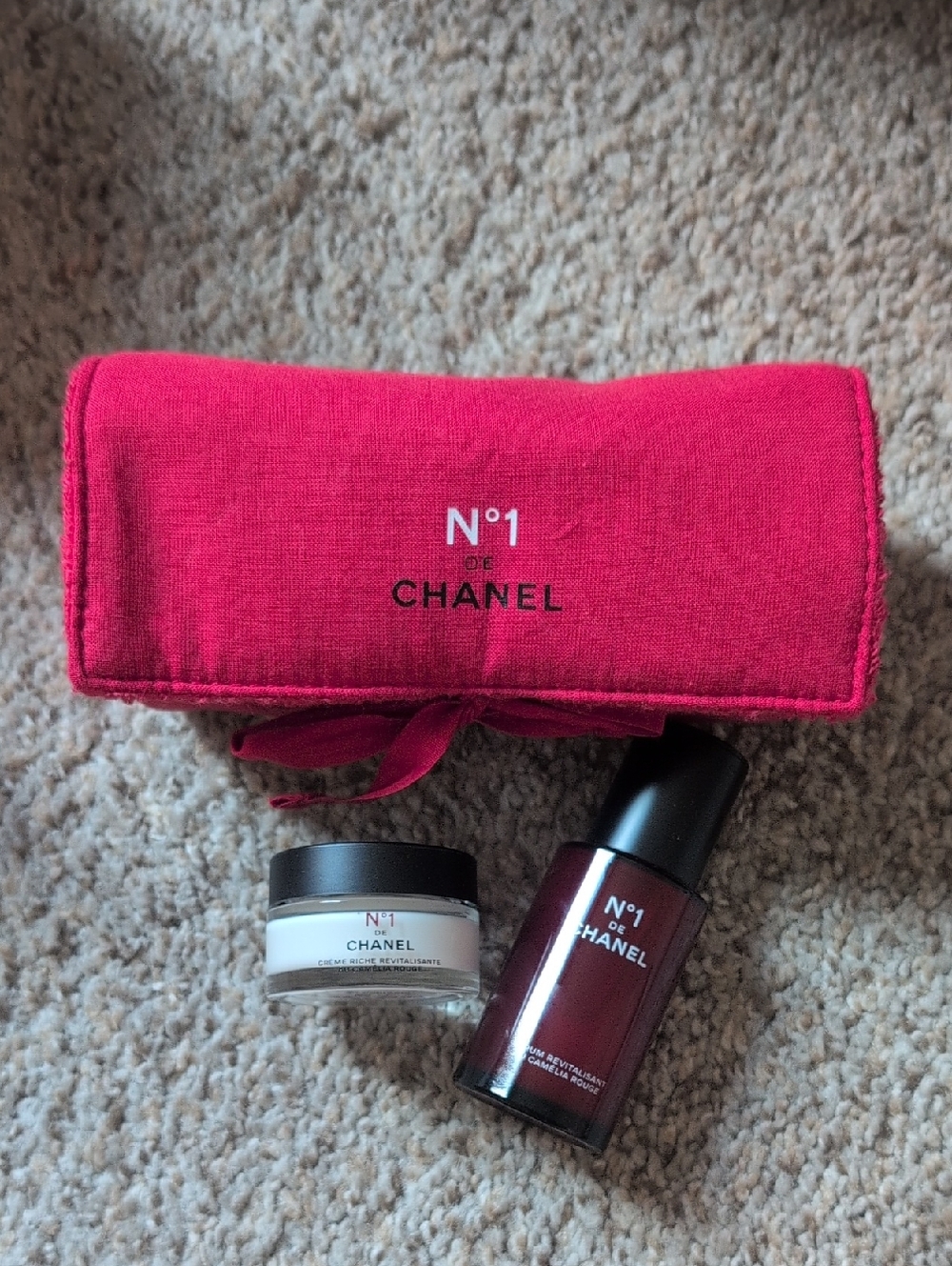 CHANEL N°1 Red Travel Pouch with Skincare Set Face Serum And Moisturizer